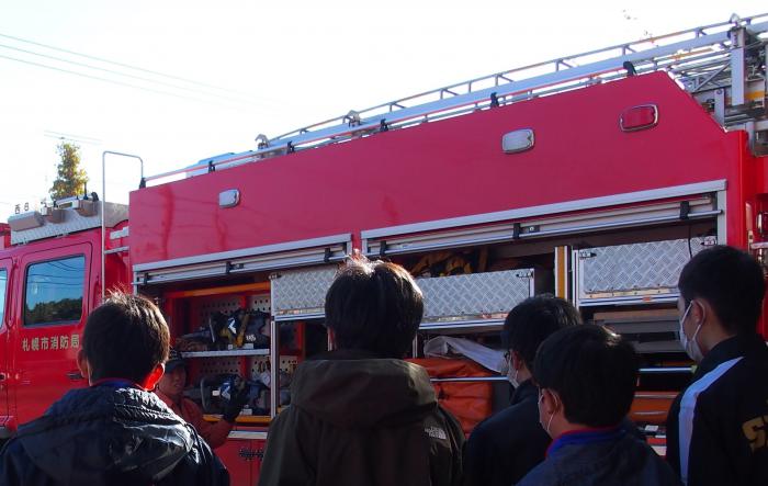 消防車両の説明を受ける中学生