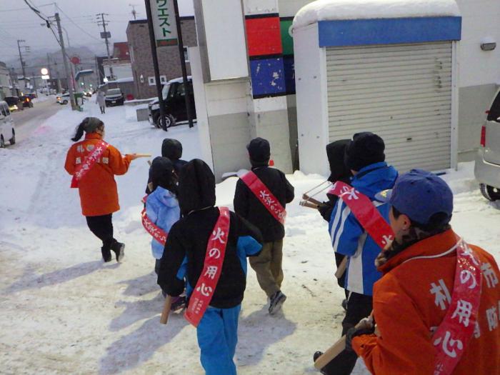 火の用心を呼びかけるクラブ員