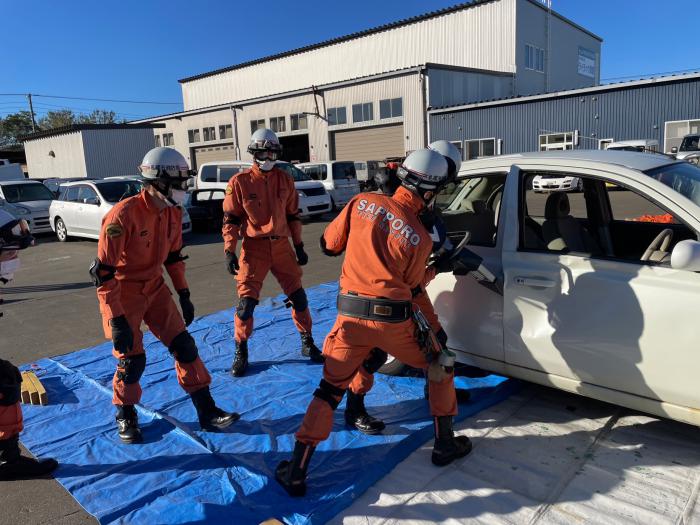 車両解体訓練を実施する西消防署特別救助隊の画像