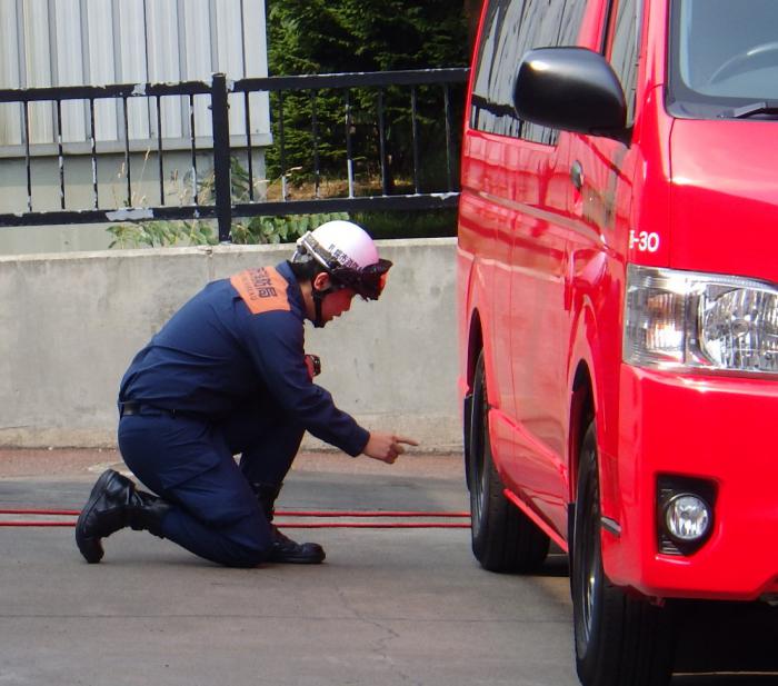 受験者が消防車の点検をしている写真