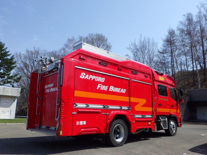 林野火災危険地区の調査をする消防車両