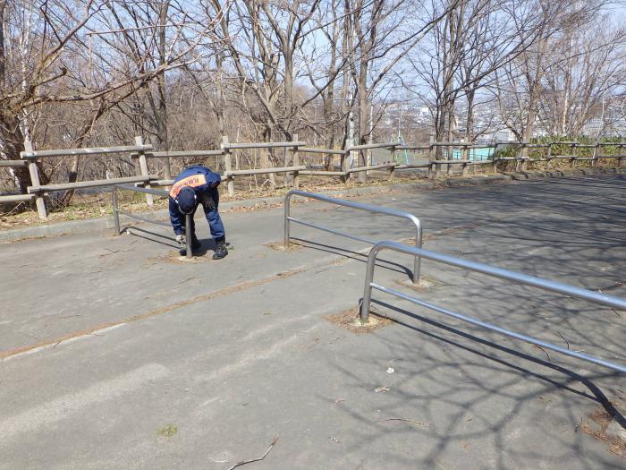 林野火災危険地区の調査をする消防職員