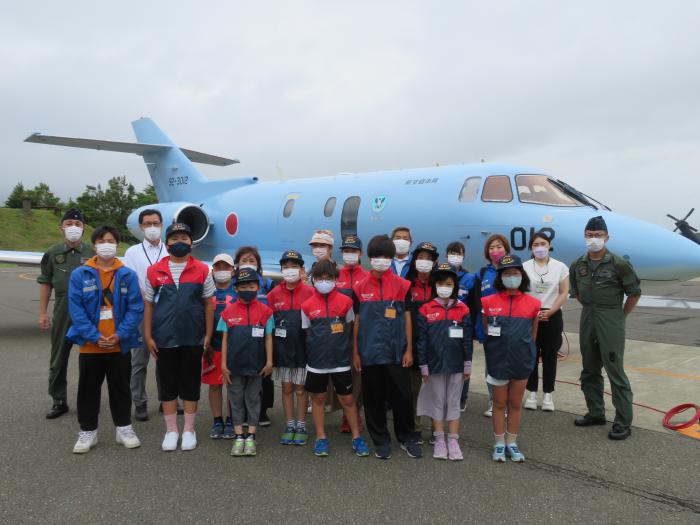 航空自衛隊千歳基地で少年消防クラブ員が記念撮影