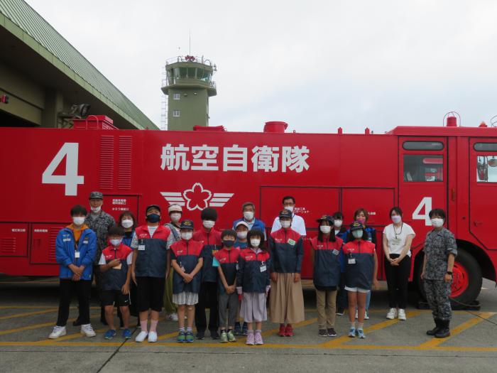 航空自衛隊千歳基地所有の消防車と少年消防クラブ員が記念撮影