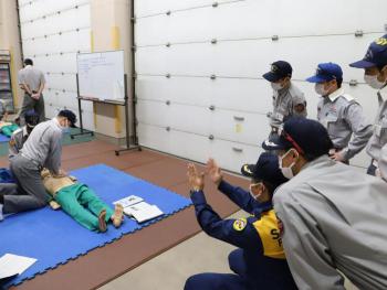 写真：胸骨圧迫シミュレーションの様子