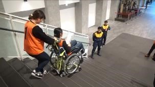 車椅子用避難器具の実験の画像