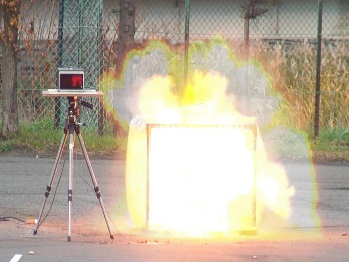 ストーブ熱によりスプレー缶が爆発した画像