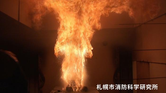 発火した天ぷら油に水を投入したところ爆発的に炎上している画像