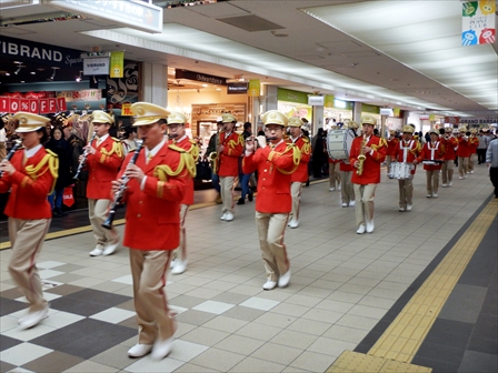 写真:令和2年札幌地下街消防出初式でのパレードの様子