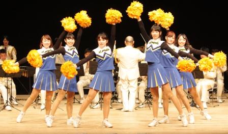 写真：平成27年消防出初式でのカラーガーズのポンポン演技