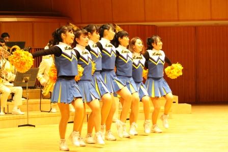 写真：平成27年ニューイヤーコンサートでのカラーガーズのポンポン演技