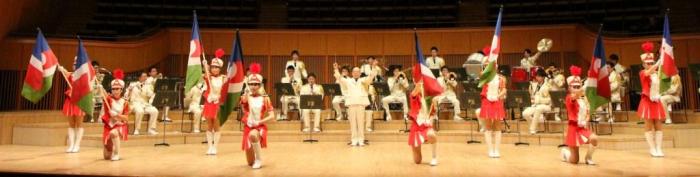 写真：平成27年ニューイヤーコンサートでのカラーガーズ隊旗の演技