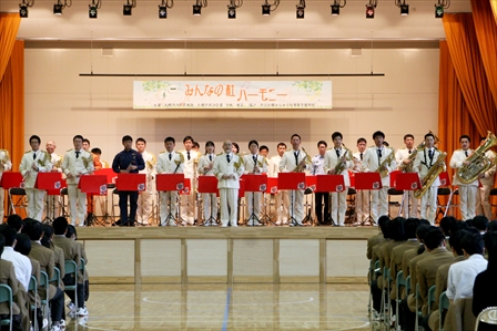写真：札幌みなみの杜高等支援学校みんなの杜ハーモニーでの演奏