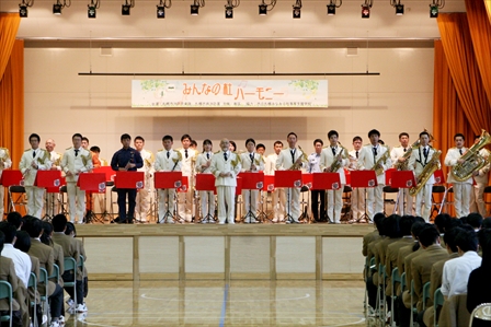 写真:札幌みなみの杜高等支援学校みんなの杜ハーモニーでの演奏