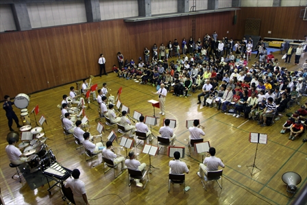 写真:消防学校体験入校での演奏の様子