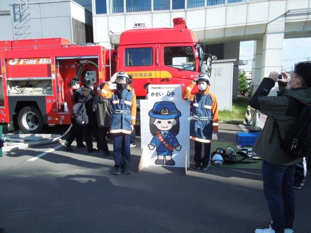 屋外展示の消防車両前で手稲消防署オリジナルキャラクターかさいれいこと記念撮影