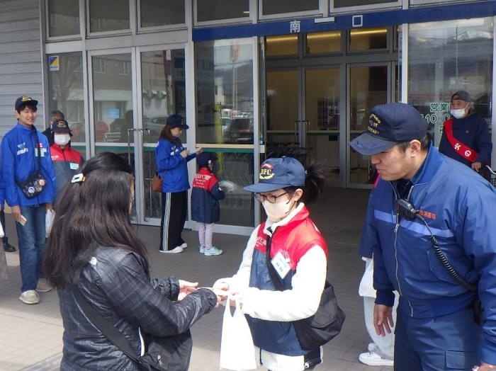 手稲消防署警防課職員と鉄北少年消防クラブ員