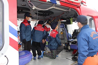 少年消防クラブ員が消防ヘリコプターの中を見学している様子