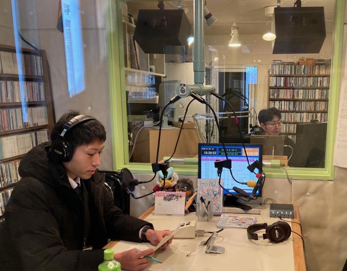 三角山放送局スタジオにて