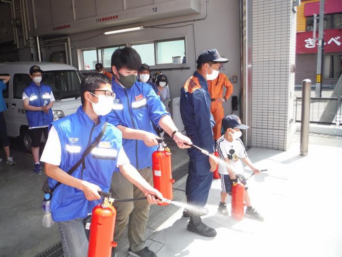 水消火器を使用した訓練の様子