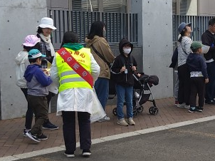 防火委員さんによる防火ちらし配布