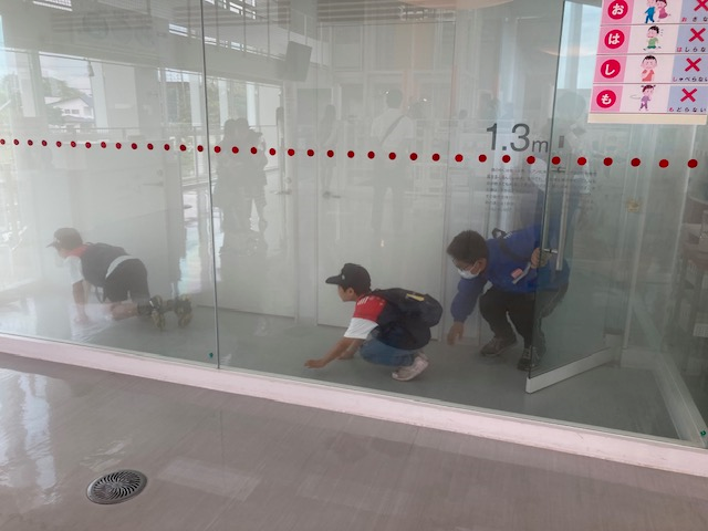 煙避難体験を行う西福少年消防クラブ