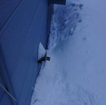 雪に埋もれた排気筒の写真