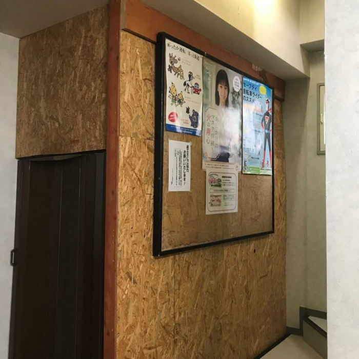 事業所へのポスター掲示風景2