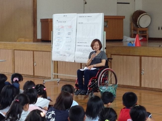 牧野さんが講演している様子