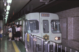 地下鉄東西線の車両（6000形）の写真