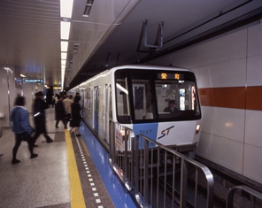 地下鉄東豊線の車両の写真