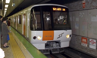 地下鉄東西線の車両（8000形）の写真