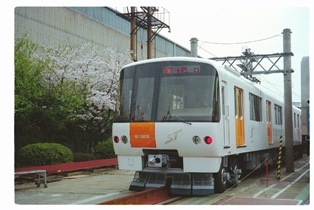 地下鉄東西線の車両（8000形）の写真