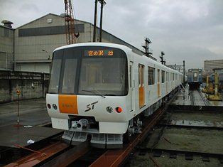 地下鉄東西線の車両（8000形）の写真