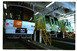 地下鉄東西線の車両（8000形）の写真