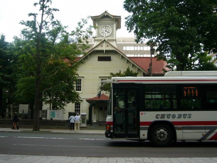 中央バスが札幌市時計台前を走行する写真