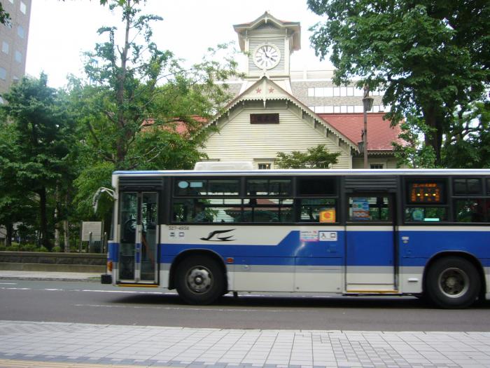 ジェイ・アール北海道バスが札幌市時計台前を走行する写真