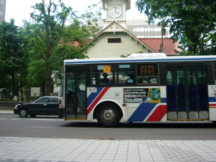 じょうてつバスが札幌市時計台前を走行する写真
