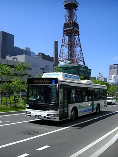 ハイブリッド仕様のバスが走行する写真