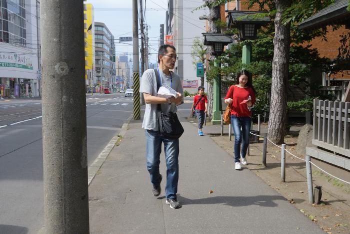 参加者がチェックポイントで撮影する様子