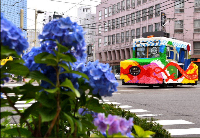 青い花と花電車