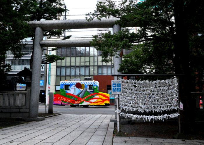 神社から覗く花電車