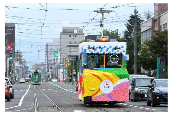 街並みと花電車