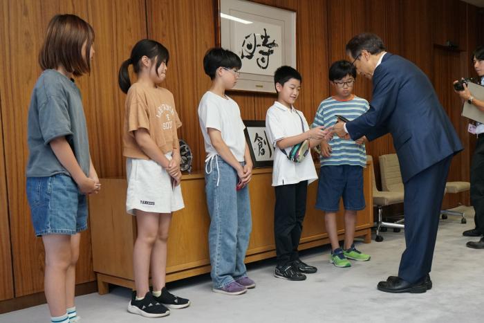名刺をもらう参加者たち