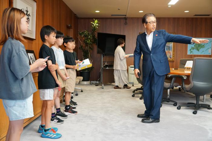 参加者に市長室の説明をする市長