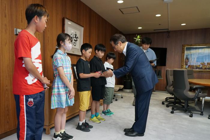 名刺をもらう参加者たち