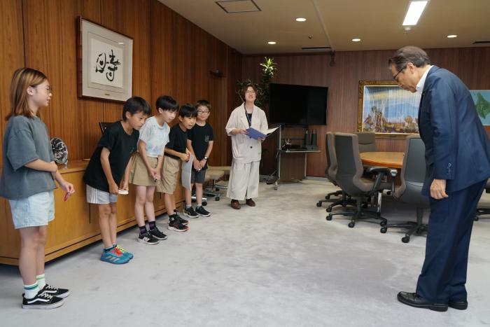 市長にお辞儀する参加者たち