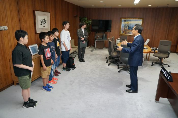 名刺交換・見学2（令和6年度市長と語ろう！サッポロスマイルトークキッズ）