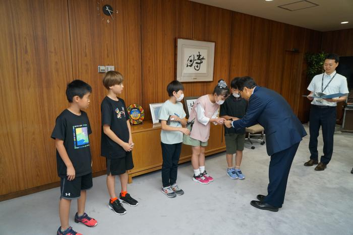 名刺交換・見学3（令和6年度市長と語ろう！サッポロスマイルトークキッズ）