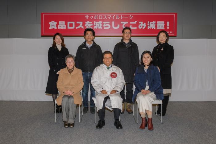 令和元年度第3回サッポロスマイルトークの対話者と秋元市長の記念撮影